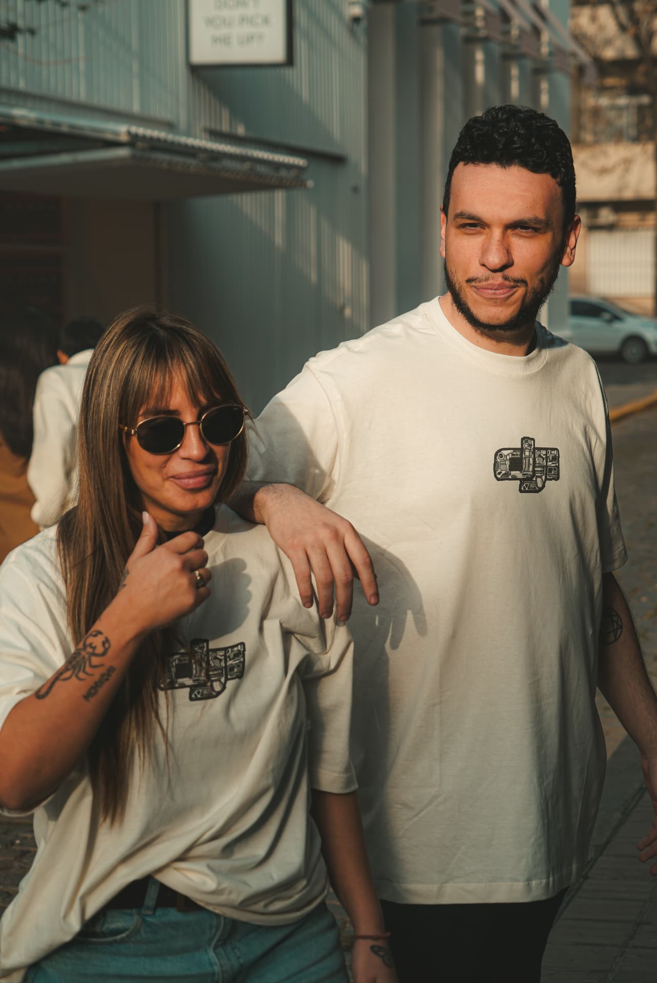 Campaña de apparel — modelos en exterior