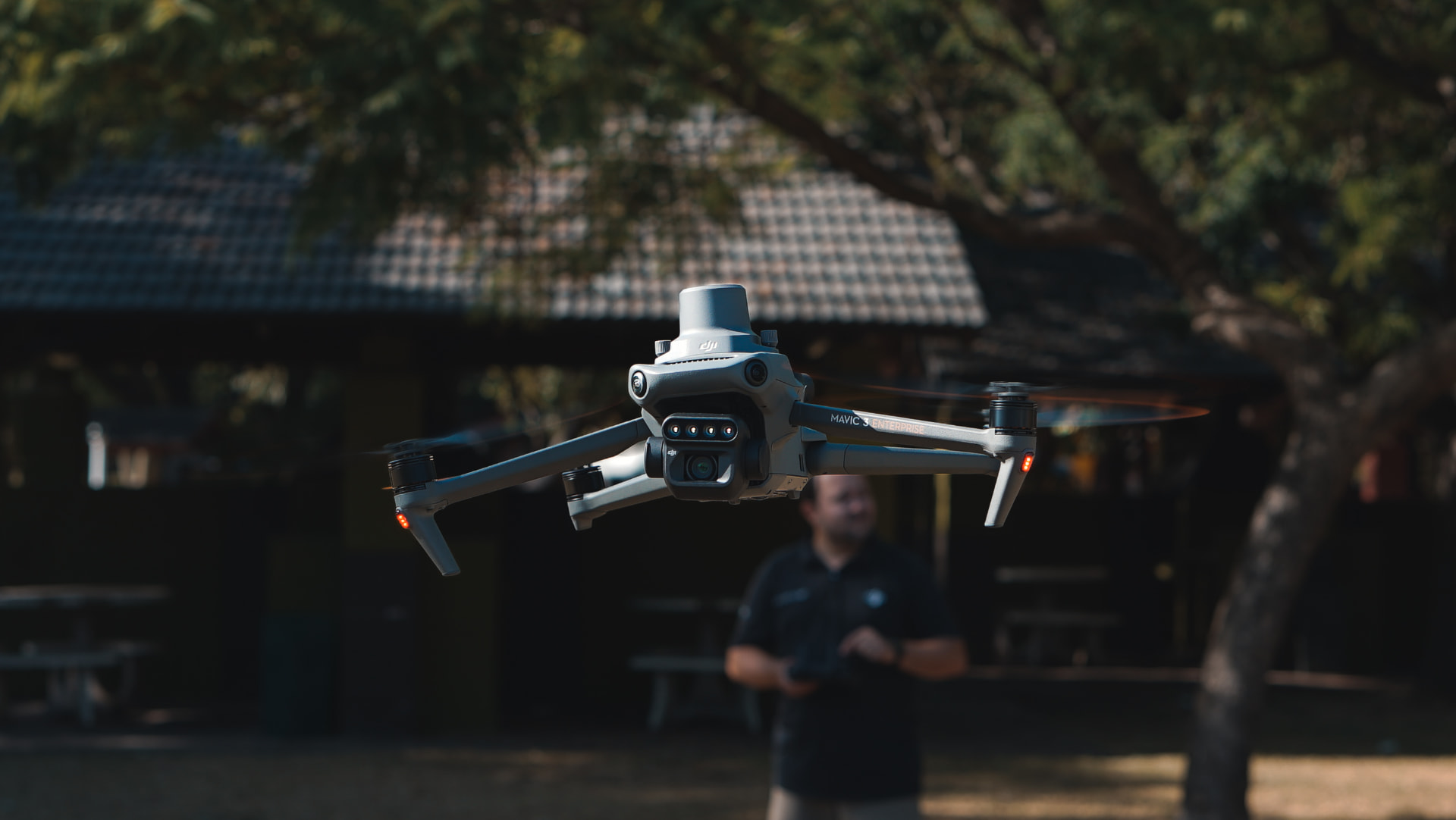 Dron DJI Mavic 3 Enterprise en vuelo durante una operación
